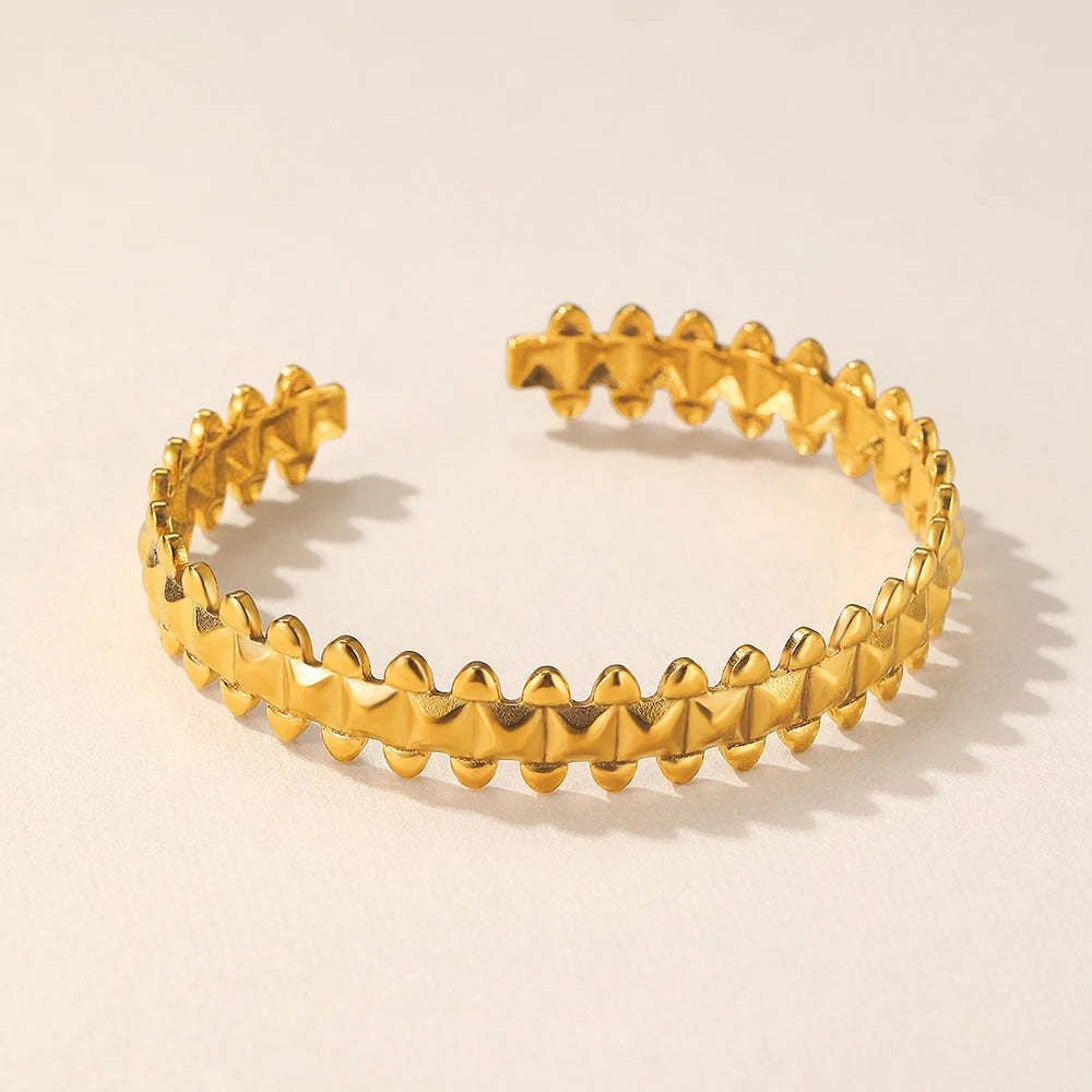 Regalia™ Cuff – Krone Armband der Eleganz