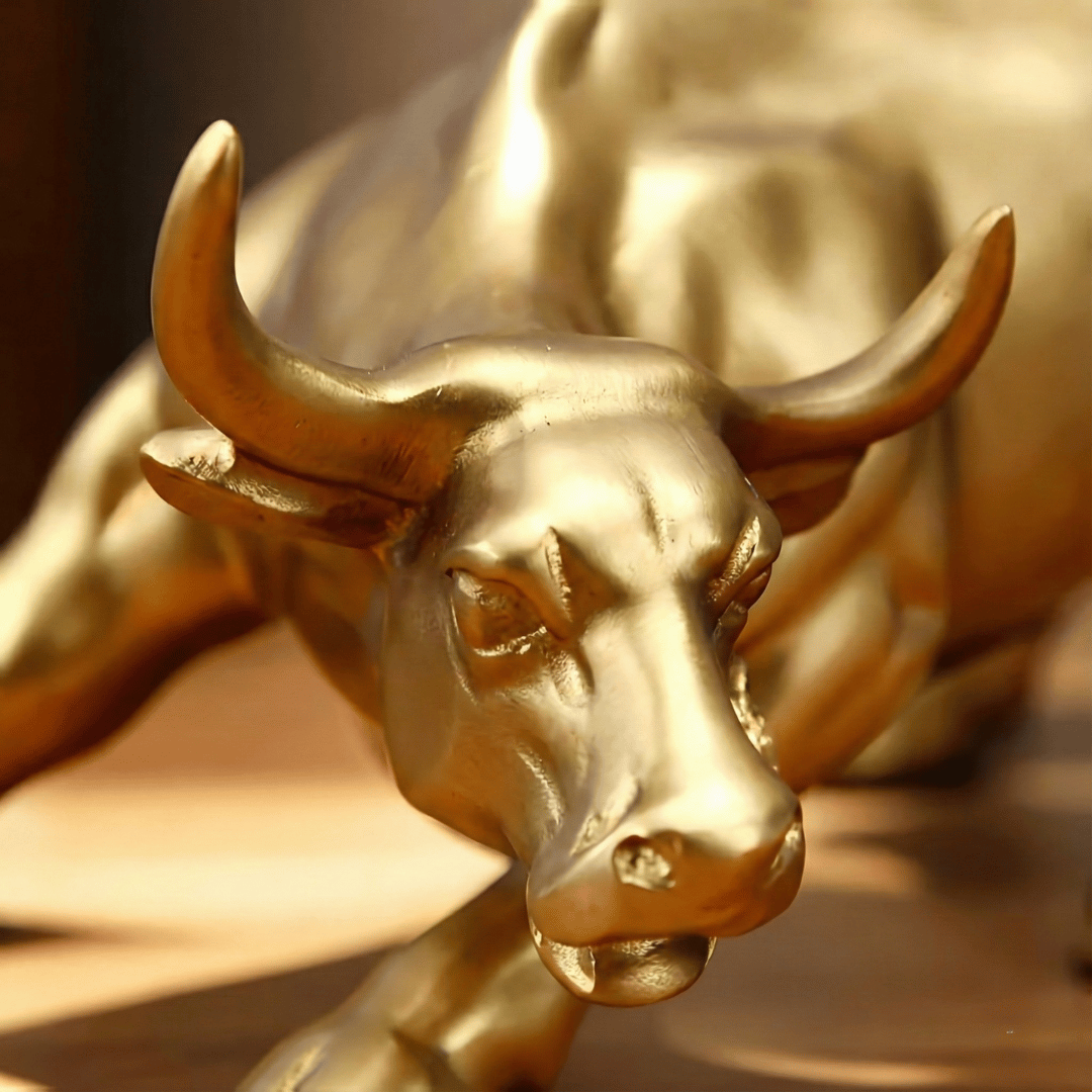 Wall Street Bull Desk Statue : Symbol da Forza e Prosperitad