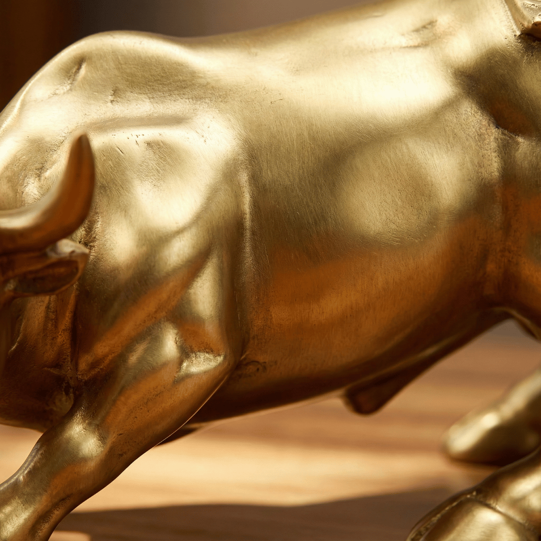 Wall Street Bull Desk Statue : Symbol da Forza e Prosperitad