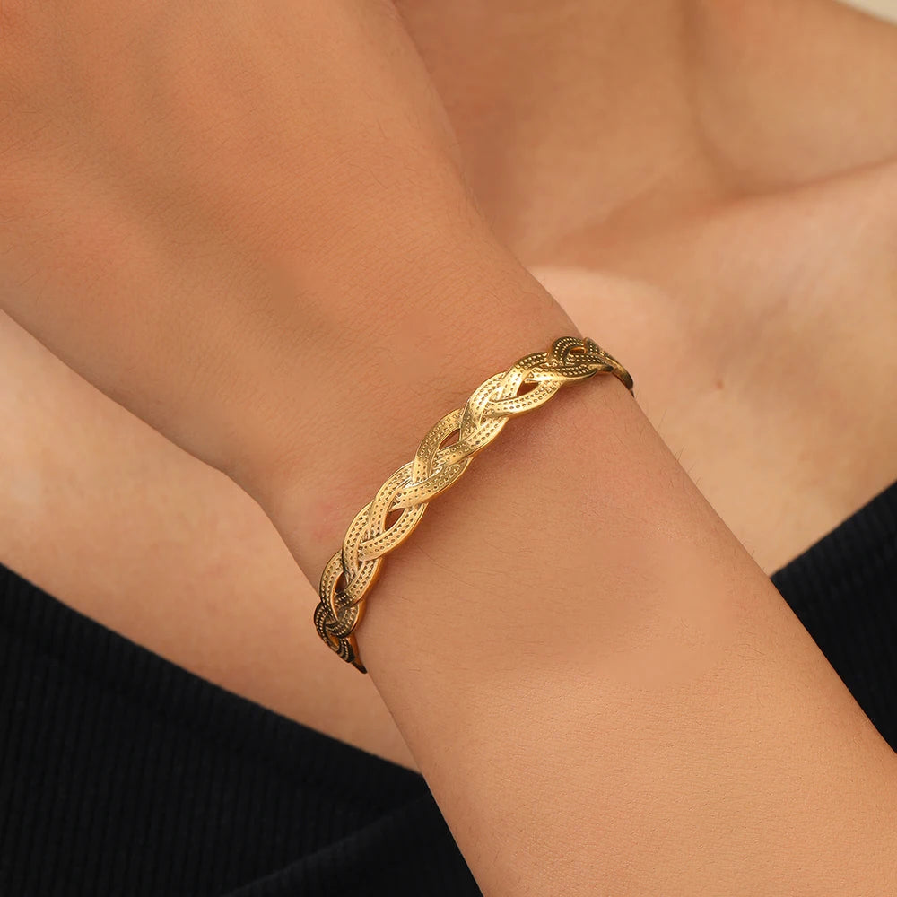 Aeris™ – Minimalist Geometric Hollow Bracelet