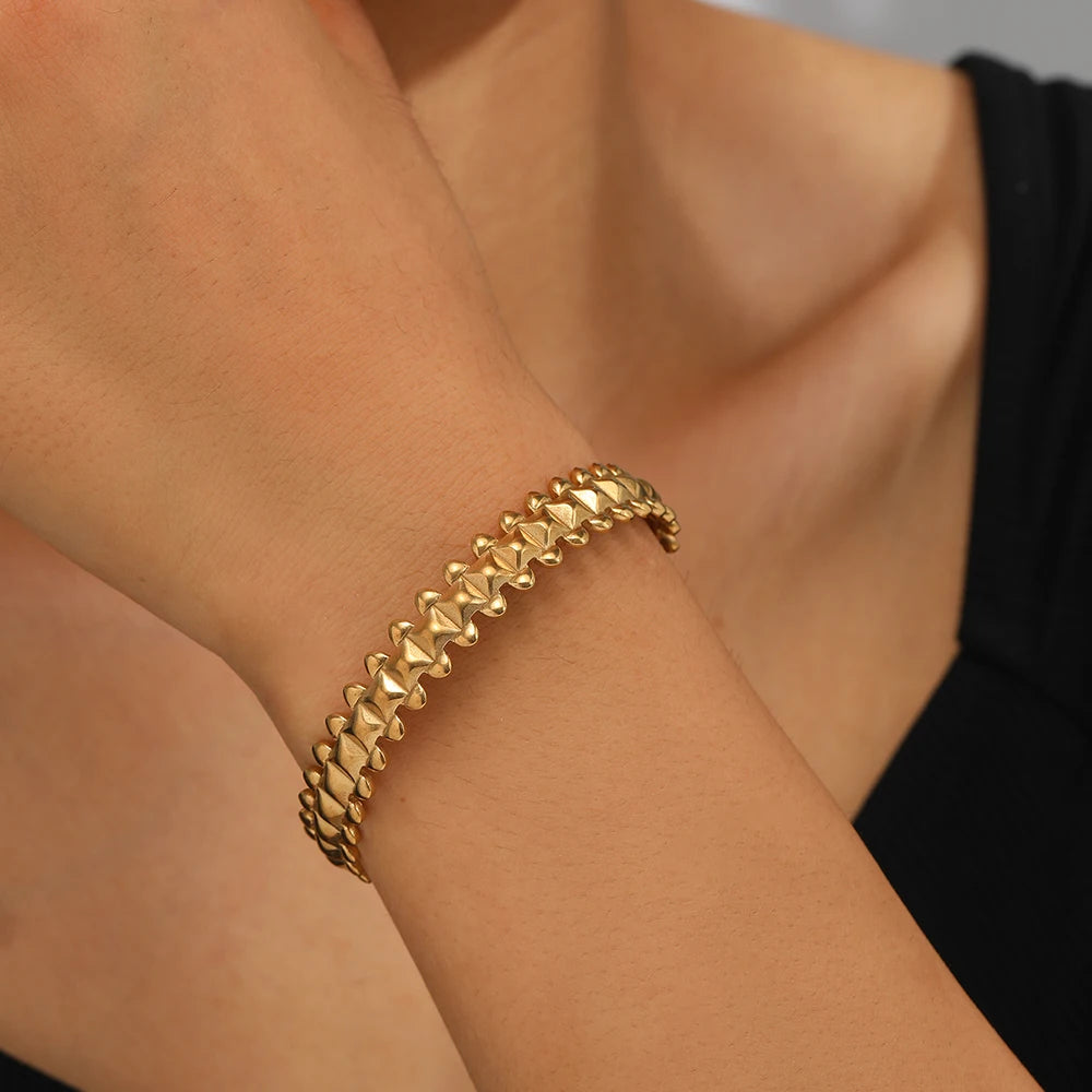 Regalia™ Cuff – Krone Armband der Eleganz