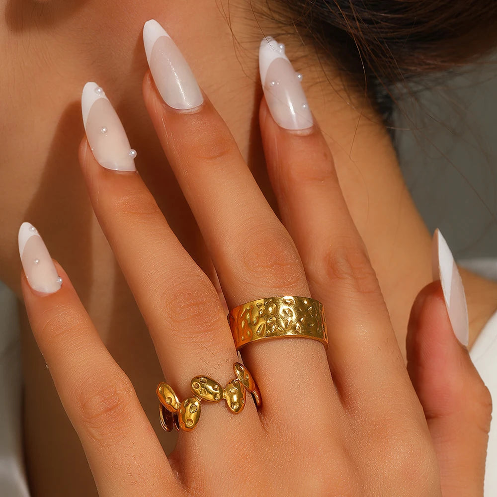 EternaLace™ – Durchbrochene, geschnitzte Eheringe